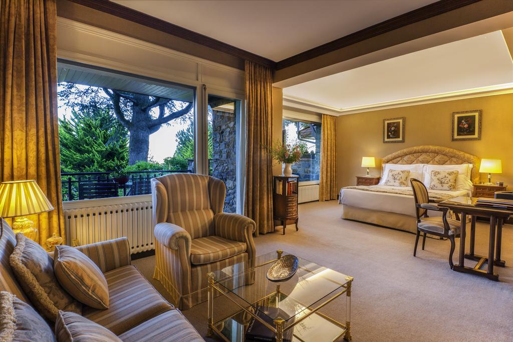 El Castell De Ciutat - Relais & Chateaux ลาเซวดูร์เชย์ ภายนอก รูปภาพ