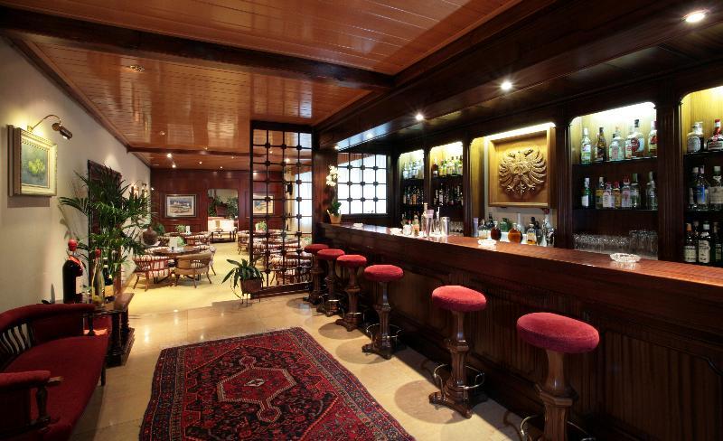 El Castell De Ciutat - Relais & Chateaux ลาเซวดูร์เชย์ ภายนอก รูปภาพ